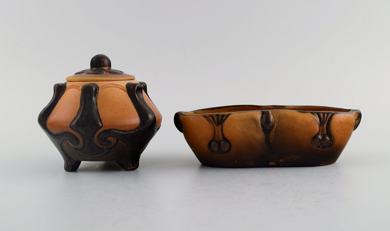 Ipsens enke, Danmark. Art nouveau lågkrukke og skål i håndmalet og glaseret keramik. 1920/30