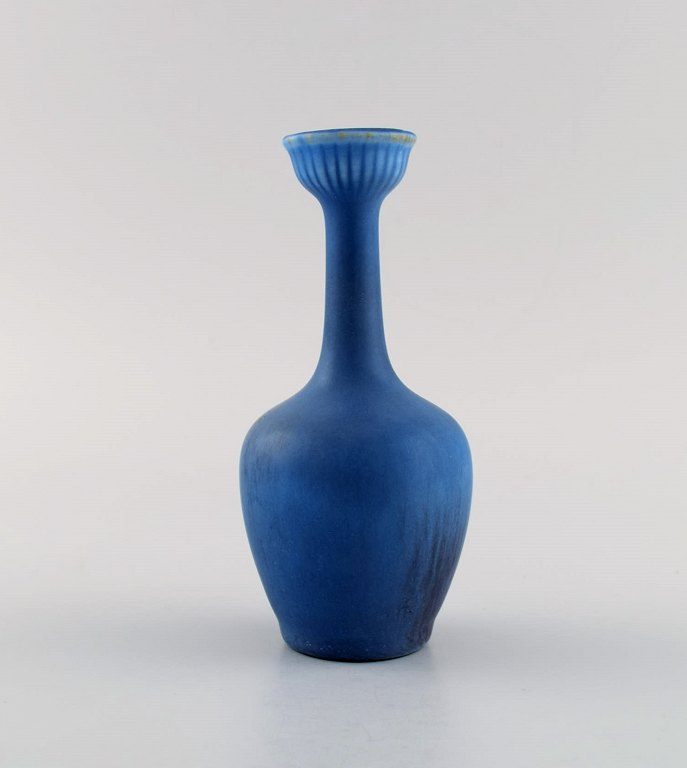 Gunnar Nylund (1904-1997) for Rörstrand. Narrow neck vase in glazed ceramics. Beautiful glaze in shades of blue. Mid-20th century.