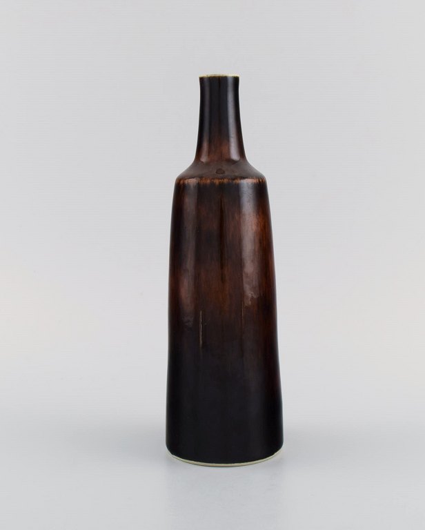 Carl Harry Stålhane (1920-1990) for Rörstrand. Bottle-shaped vase in glazed ceramics. Beautiful glaze in reddish brown shades. Mid-20th century.