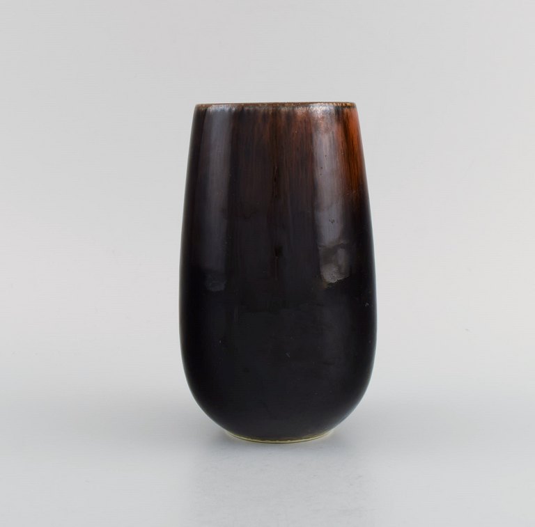 Carl Harry Stålhane (1920-1990) for Rörstrand. Vase in glazed ceramics. Beautiful metallic glaze in reddish brown shades. Mid-20th century.