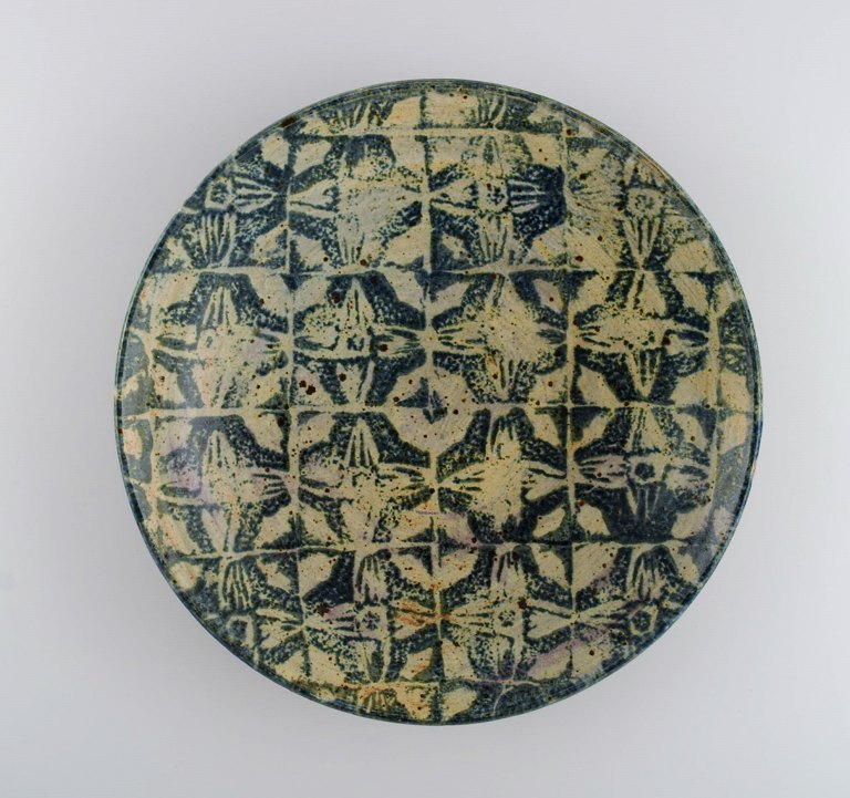 European studio ceramicist. Large unique bowl / dish in glazed stoneware with patterned decoration. 1980s.