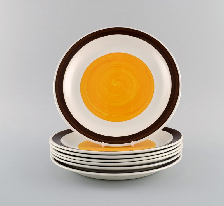 Carl Harry Stålhane (1920-1990) for Rörstrand. Seven Solöga dinner plates in hand-painted and glazed stoneware. 1960s / 70s.