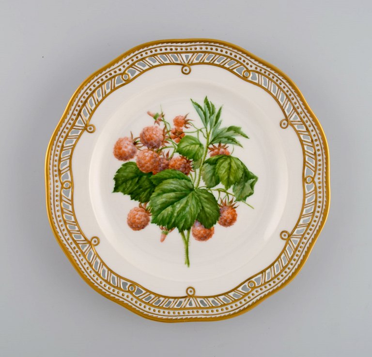 Royal Copenhagen Flora Danica frugttallerken i gennembrudt porcelæn med 
håndmalede bær og gulddekoration. Modelnummer 429/3584. Dateret 1967.
