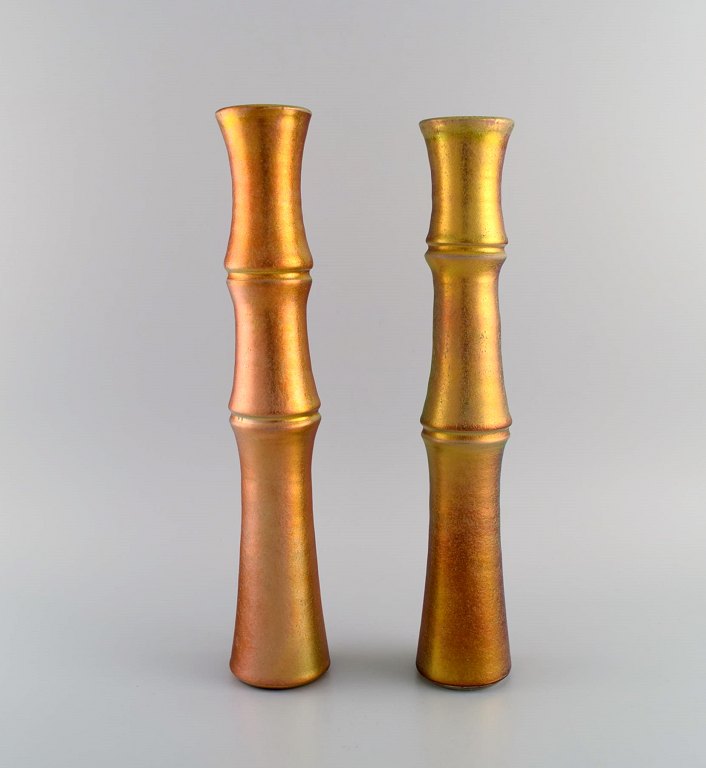 Mobach, Netherlands. Two slim unique vases in glazed ceramics. Beautiful eosin glaze. Mid 20th century.