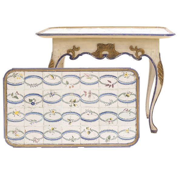 Rokoko Fliesentisch mit 28 sehr seltenen polychromen Kellingusener Fliesen. 2. Hälfte des 18. Jahrhunderts vor 1790. H: 75,5cm. Platte: 95x59cm
