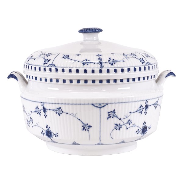 Early Royal Copenhagen blue fluted tureen. Manufactured before 1900. H: 22cm. D: 29cm