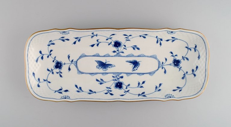 Aflangt Bing & Grøndahl Sommerfugl fad i håndmalet porcelæn med guldkant. Midt 1900-tallet.