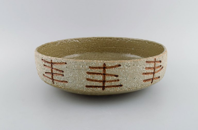 Hertha Bengtson (1917-1993) for Rörstrand. Large unique bowl in glazed stoneware. Mid 20th century.