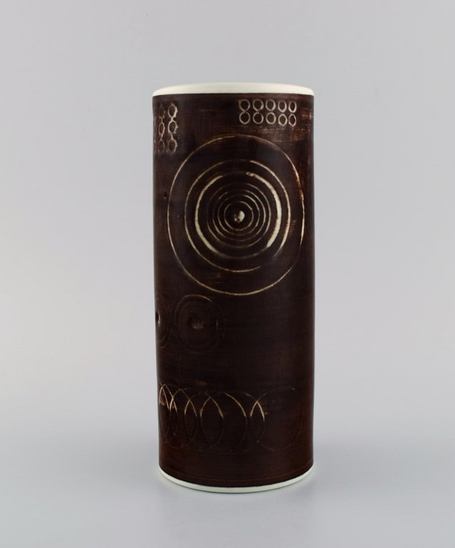 Olle Alberius for Rörstrand. Cylindrisk Sarek vase i håndmalet og glaseret keramik med geometriske mønstre. Svensk design, 1960/70