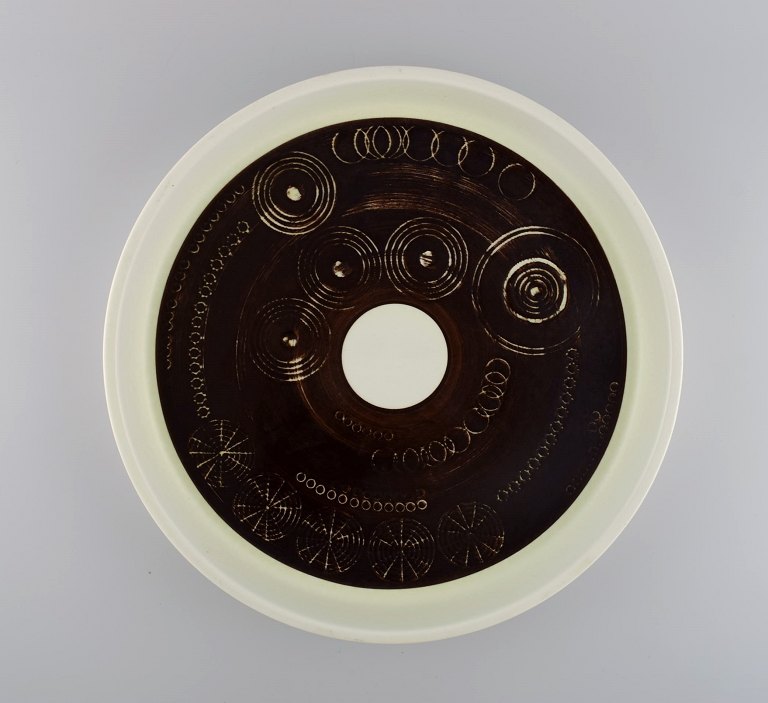 Olle Alberius for Rörstrand. Stort Sarek fad / skål i håndmalet og glaseret keramik med geometriske mønstre. Svensk design, 1960/70´erne.