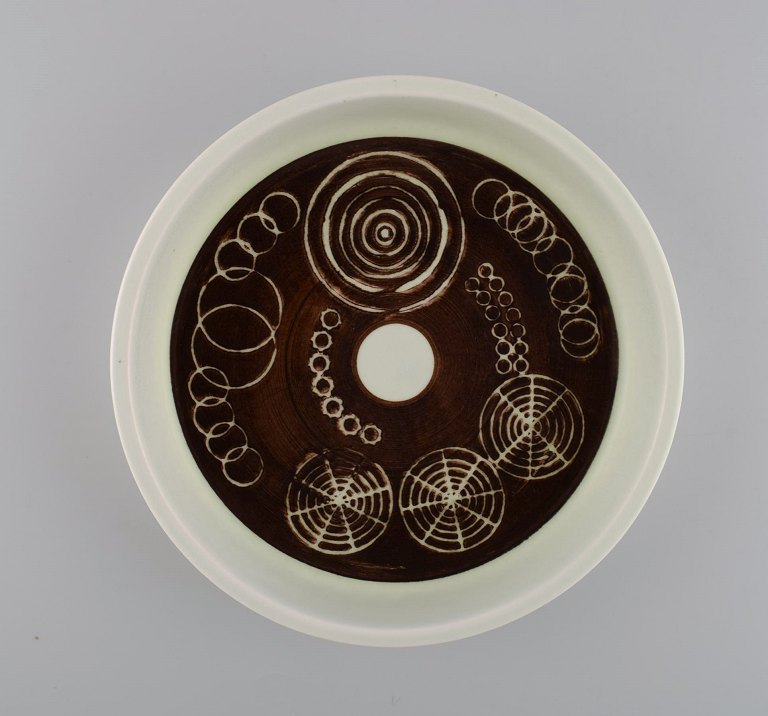 Olle Alberius for Rörstrand. Sarek dish / bowl in hand-painted and glazed ceramics with geometric patterns. Swedish design, 1960s/70s.