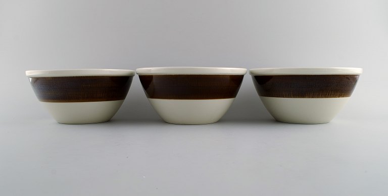 Hertha Bengtson (1917-1993) for Rörstrand. Three Koka bowls in glazed stoneware. 1960s.