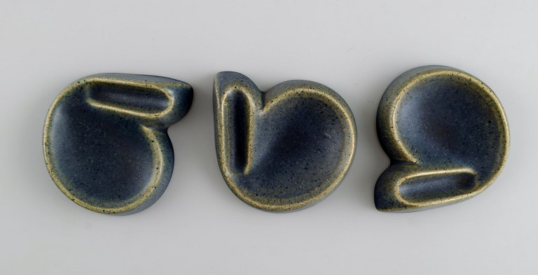 Syco, Sverige. Tre små skåle i glaseret stentøj. Midt 1900-tallet.
