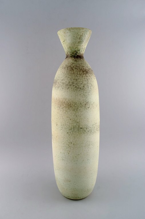 Carl Harry Stålhane (1920-1990) for Rörstrand. Kolossal vase i glaseret keramik. Smuk glasur i lyse jord nuancer. Midt 1900-tallet.