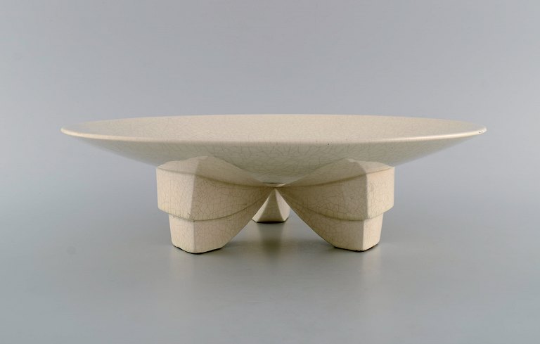 Longwy, Frankrig. Art deco skål i glaseret stentøj på trefod. Krakeleret design. 1940