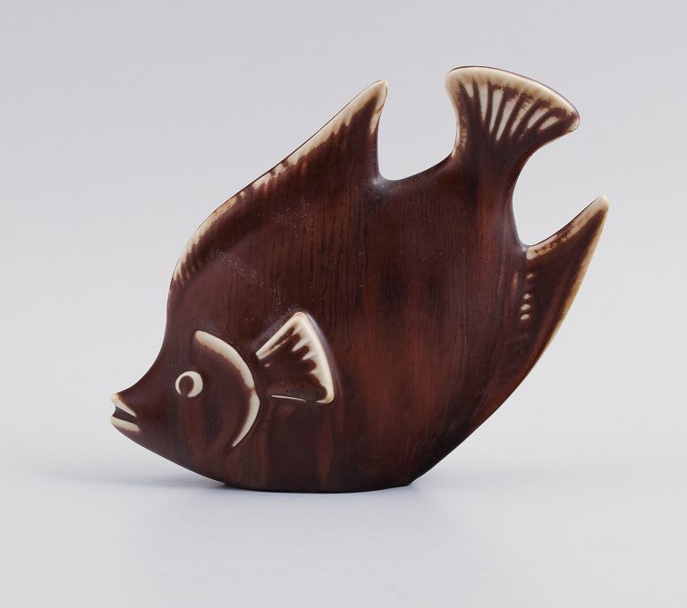 Gunnar Nylund (1904-1997) for Rörstrand. Fish in glazed ceramics. Beautiful glaze in brown shades. Mid-20th century.