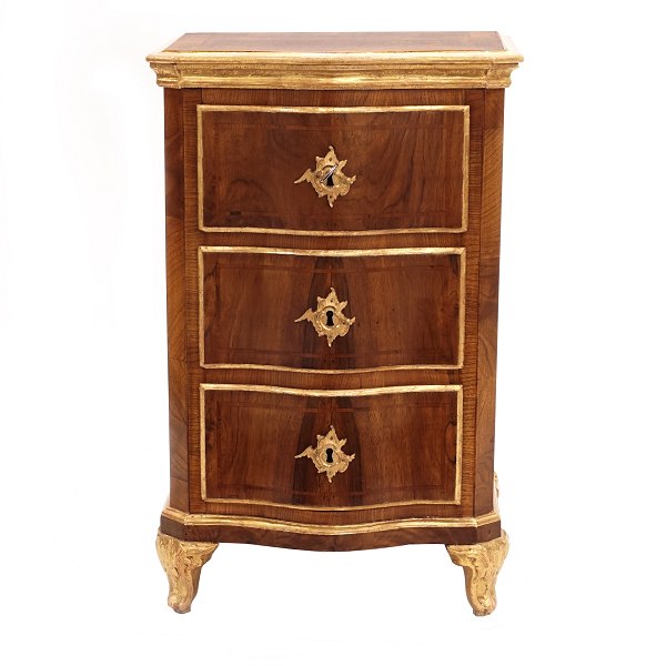 Kleine Dänische Barock Kommode. Nussbaum mit Vergoldungen. Dänemark oder Schleswig-Holstein um 1750. H: 79cm. Platte: 50x41cm