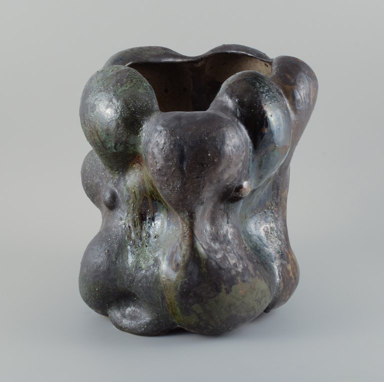 Christina Muff, dansk samtidskeramiker (f. 1971).Monumental work in stoneware clay, covered in blackish green glaze with the occasional specks of blue on a semi-rough surface.
