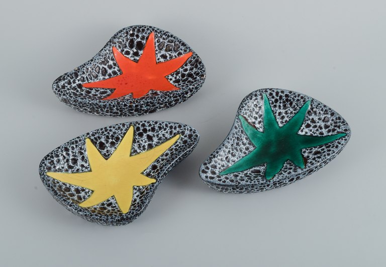 Vallauris, Frankrig, tre keramikskåle i farvestrålende glasurer i rød, gul og grøn på mørk bund.1960/70’erne.