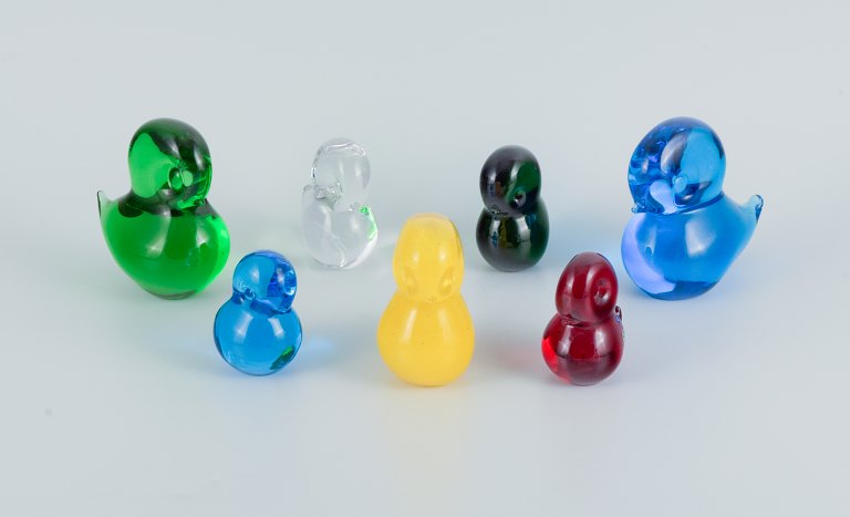 Ronneby, Sverige, FM kunstglas. Syv ællinger i svensk mundblæst kunstglas.