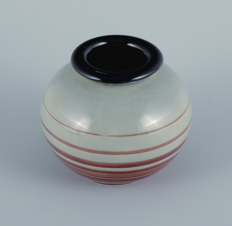 Ilse Claesson for Rörstrand, håndmalet art deco vase i fajance.