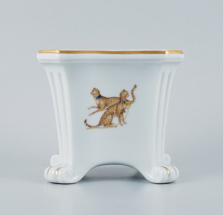 Porcelaine de Paris (Décor - Chasses Royales).Flower pot hand decorated with cheetahs and gold decoration.
