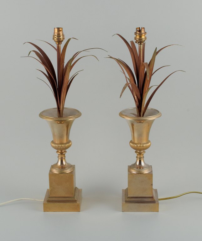 Charles & Fils, Frankrig.
Et par bordlamper i patineret metal, udformet med palmeblade i vas