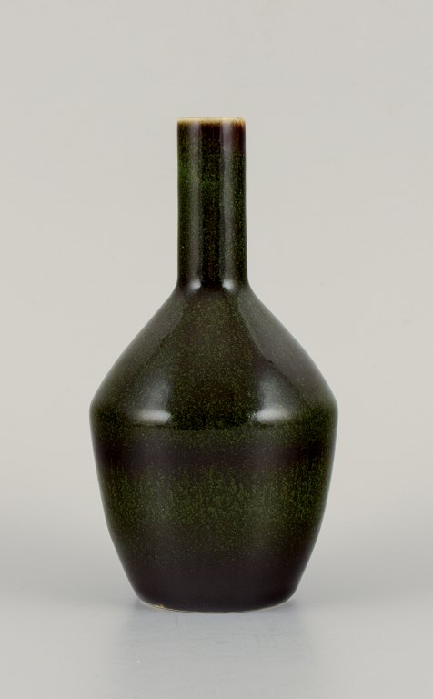 Carl Harry Ståhlane (1920-1990) for Rörstrand, vase in dark green and black glaze.Approx. 1960s.Signed.In excellent condition.Dimensions: H 16.0 cm. x D 8.0 cm.