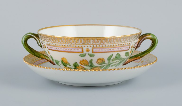Royal Copenhagen Flora Danica boullionkop med underkop i håndmalet porcelæn med 
grenformede hanke, blomster og gulddekoration. 
PROVENIENS : VALDEMARS SLOT
Modelnummer 20/3612.  
