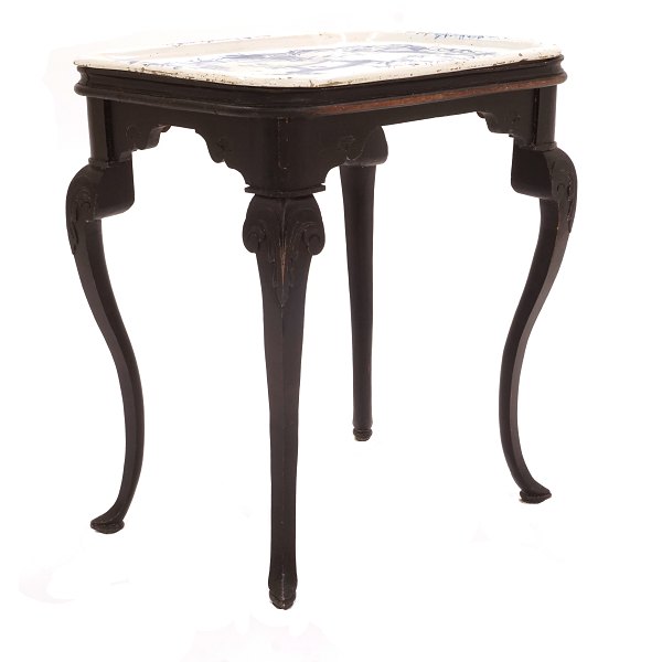 Østerbro fajancebord. Bakkebordsblad dekoreret på højkant i blå farver med motiv i form af rokokosceneri med boldspillende par med hund indrammet af rokoko kartouche, hvori bl.a. fugle og abe. På sortdekoreret rokoko understel. København 1764-69. H: 74cm