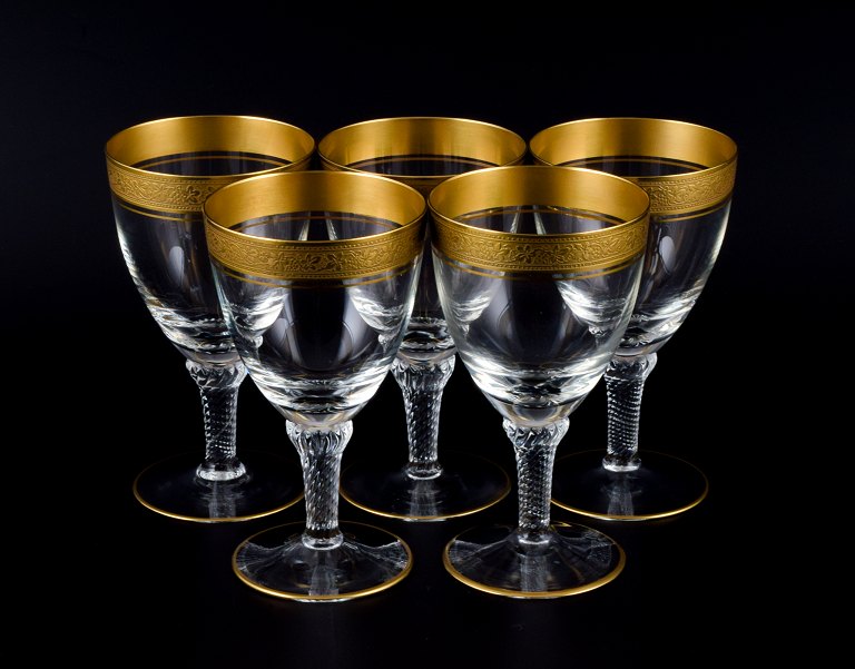 Rimpler Kristall, Zwiesel, Germany, five hand blown crystal red wine glasses with gold rim decorated with grapes and vine leaves.