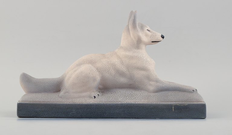 Francois Levallois (1882-1965).Liggende hund i keramik, art deco.