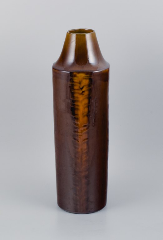 Jacob Bang (1932-2011) for Hegnetslund, Denmark. Large ceramic vase with beautiful glaze in light brown and orange shades.
