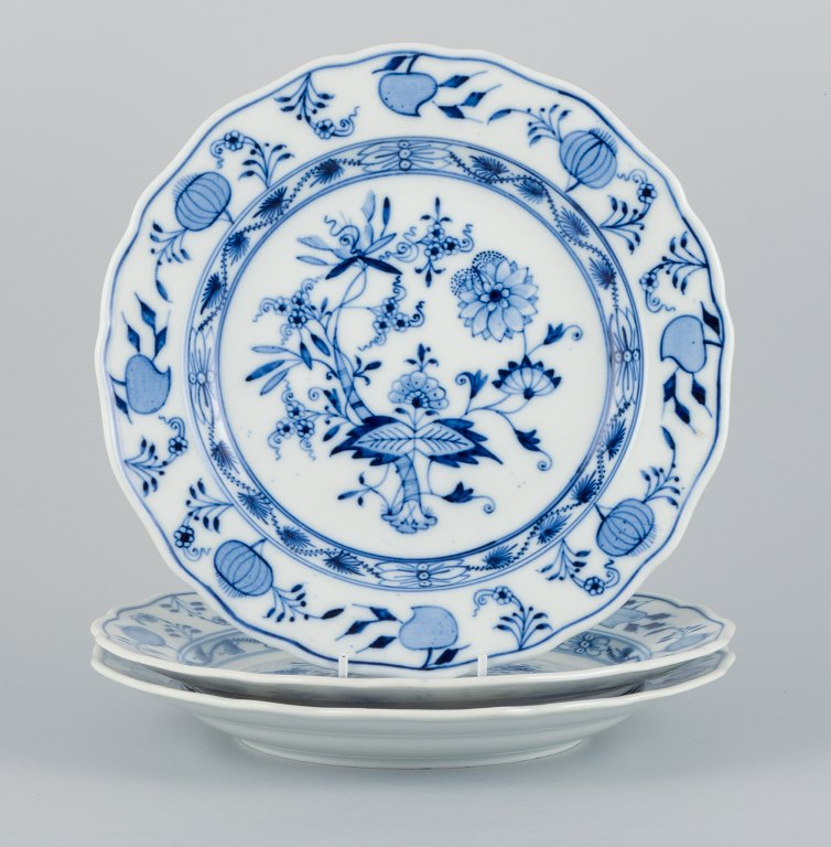 Meissen, Tyskland, løgmønstret, et sæt på tre håndmalet middagstallerkner.