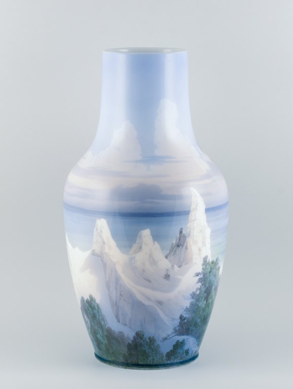 Arthur Boesen for Royal Copenhagen, kolossal unika vase i porcelæn.Håndmalet med motiv fra Møns Klint.