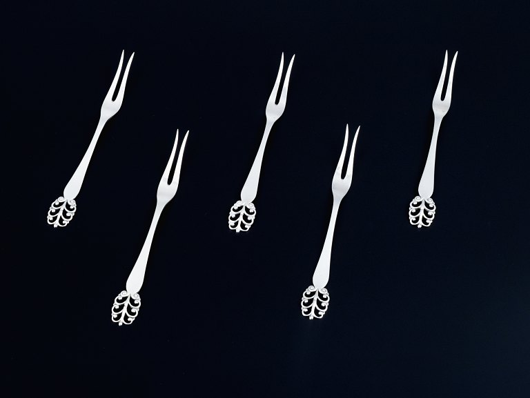 Dansk sølvsmed, fem pålægsgafler.Dansk tretårnet sølv.