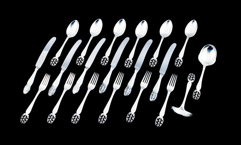 Dansk sølvsmed, komplet middagsservice til seks personer. I alt 20 dele.Dansk tretårnet sølv.