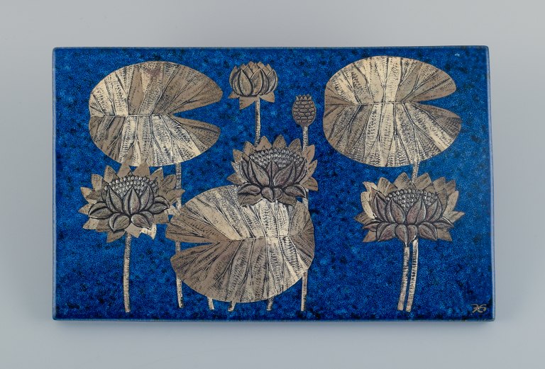 Heinz Erret (1920-2003) for Gustavsberg, ”Vit näckros , Södermanland”, 
vægplakette i glaseret keramik med sølvindlæg i form af blomster.