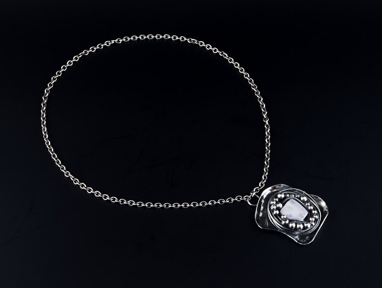 Jacob Hull, dansk smykkekunstner. Halskæde med integreret vedhæng. Unikaarbejde, forsølvet metal prydet med sten.