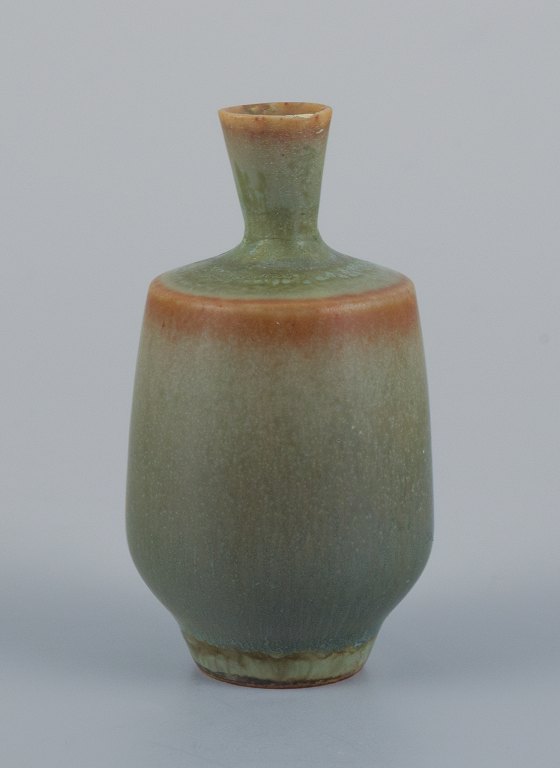 Berndt Friberg for Gustavsberg, Studiohand miniature-vase med glasur i grønne nuancer.