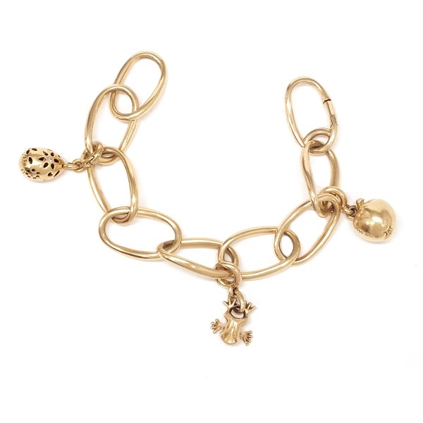 Ole Lynggaard Love armlænke i 18kt guld med tre charms, hvoraf to prydet med diamanter. Stemplet Ole Lynggaard 18kt. Flot stand. Led: 26x14mm. Armlænke med ni led L: 18cm. V: 59,7gr