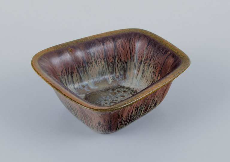 Gunnar Nylund for Rörstrand, lille keramikskål med smuk glasur i grønne, brune og rødlige nuancer.