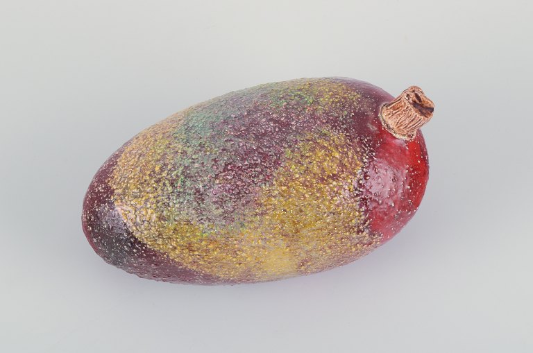 Linda Mathison, Swedish contemporary ceramic artist, unique ceramic sculpture in an organic form with red and green tones.
