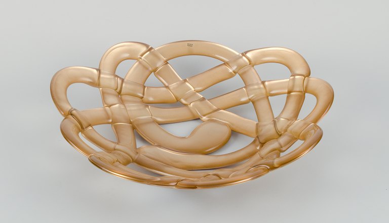 Anna Ehrner for Kosta Boda, Sverige, ”Basket”.Skål i kunstglas i guld og klart glas.