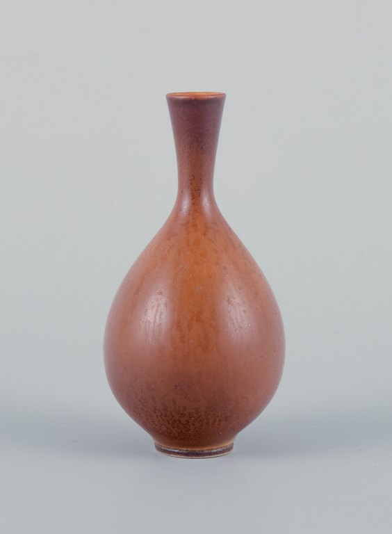 Berndt Friberg (1899-1981) for Gustavsberg, Sverige, miniature keramikvase med glasur i brune nuancer.