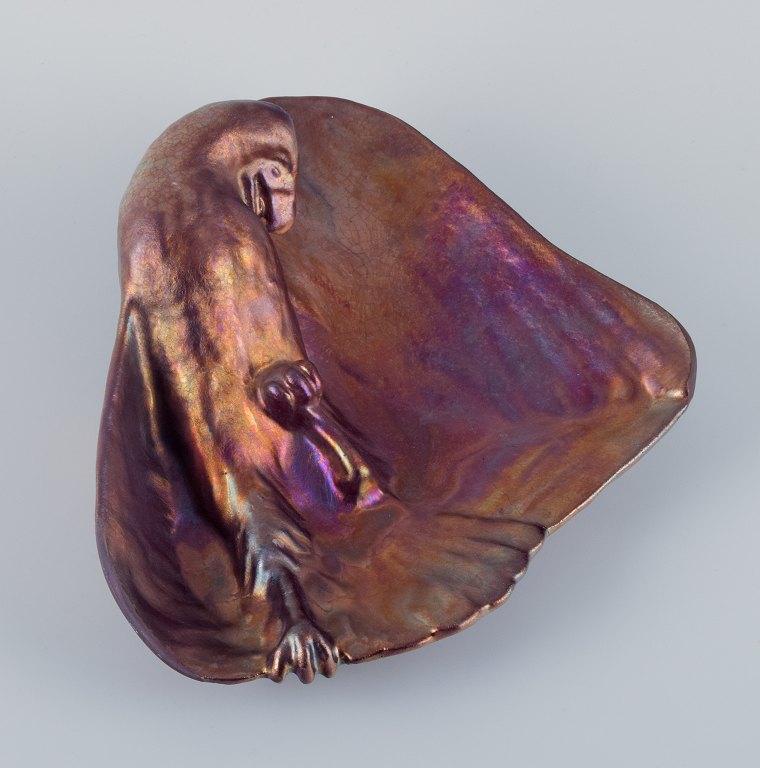 Jens Petersen, unika skønvirke keramikskål med vægbeslag.Modelleret med papegøje. Metallisk lustreglasur.