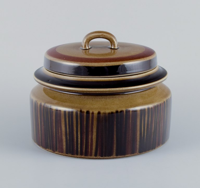 Gunvor Olin-Grönqvist for Arabia. ”Cosmos” lågterrin. Stentøj i retrostil med brune toner.