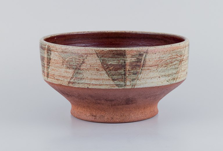 Mogens Nielsen, Nysted, Denmark, large handmade ceramic bowl decorated with abstract motifs. Glazed in brown tones.