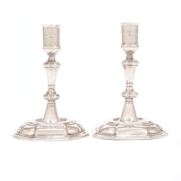Pair of early Baroque silver candlesticks by Axel J. Krøyer, 1685-1754, 
Copenhagen dated 1725. H: 13cm. W: 276gr