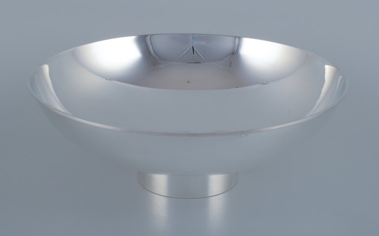Søren Georg Jensen for Georg Jensen, large and impressive bowl in sterling silver.